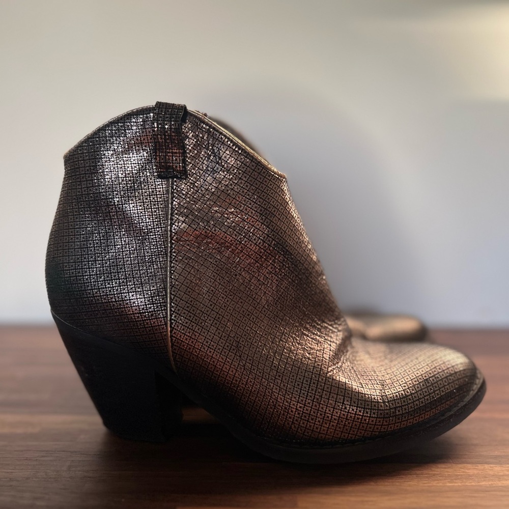 Metallic dark gold mini booties. All leather.
